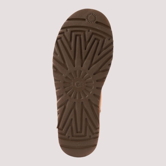 UGG Women's Classic Mini Boot, Chestnut Suede. 1016222 - Picture 4 of 7